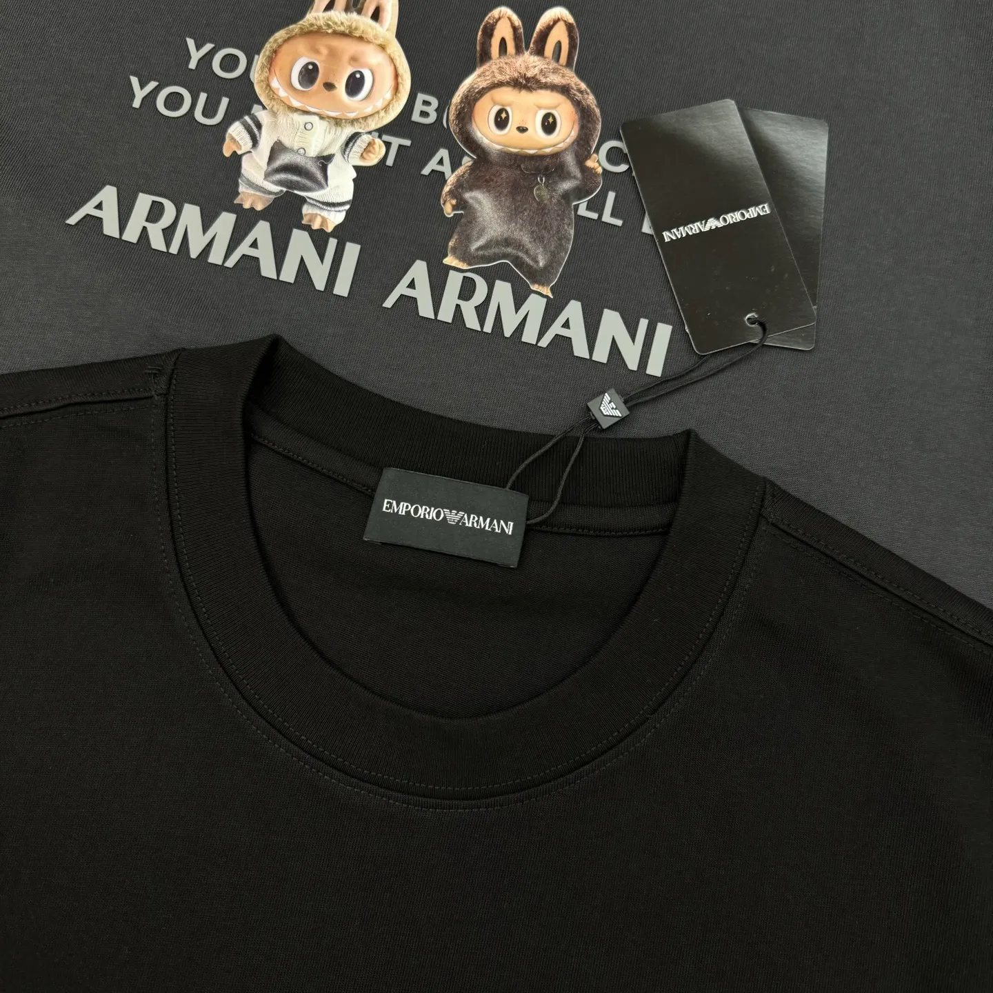 ⚜️LABUBU ‼️ARMANI T . Same Style❤️ ， ， OS ： logo ， ， 。 ！ labubu ～ ：Black.Sizes：S-XXL ❗️（175/145 L）